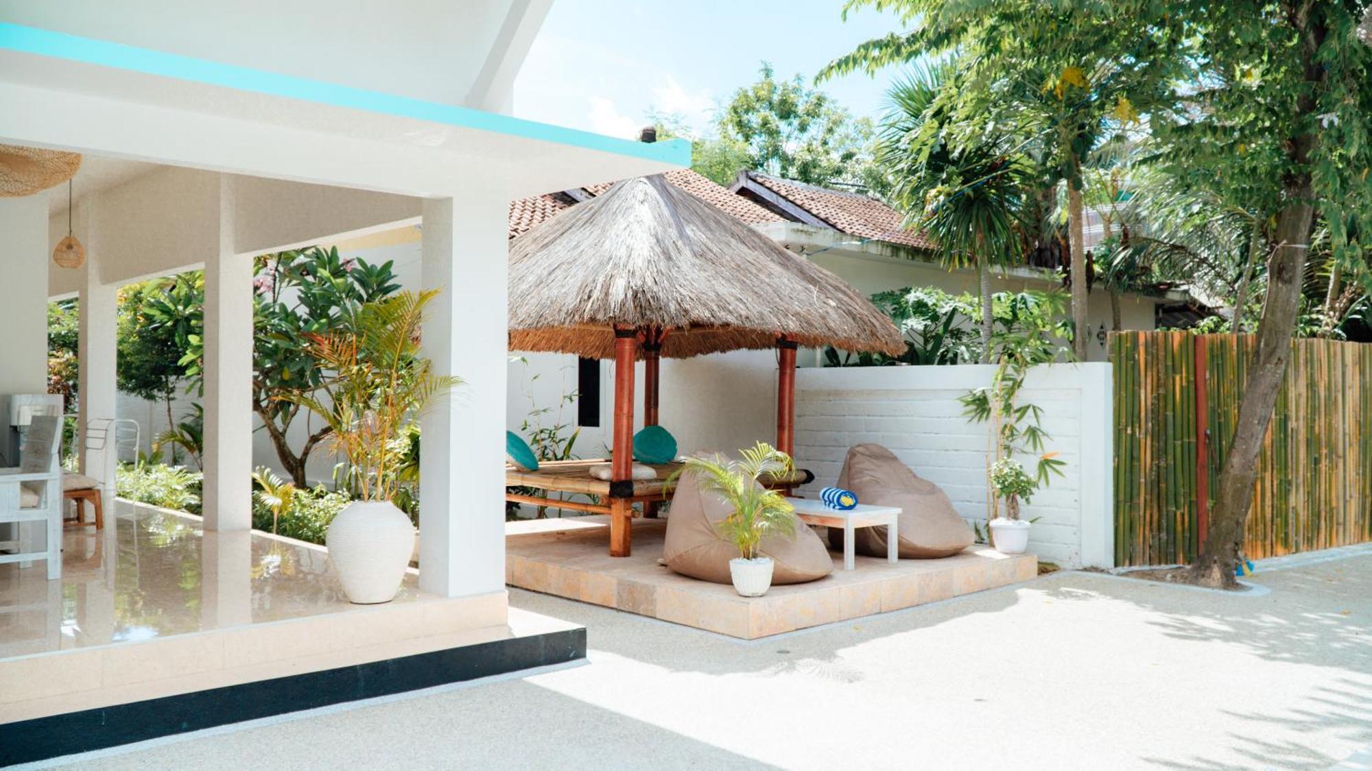 Апартаменты The White Bay Lombok Kuta  Экстерьер фото